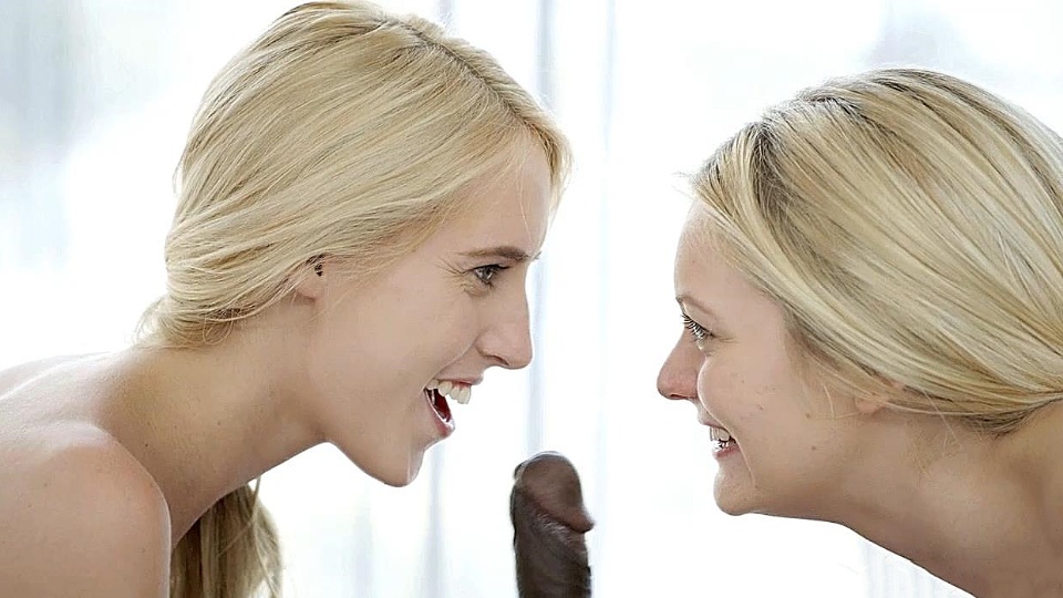 【欧美】看到闺蜜在舔硕大的鸡巴美女内心躁动也加入进去，争相吸吮把自己丰腴高挑的肉体展示，狠狠享受肉棒的抽插